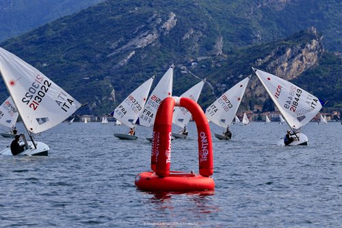 Prime prove caratterizzate da vento leggero alla Torbole Ilca Spring Cup